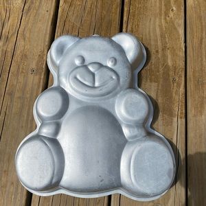 New Wilton Huggable Bear Cake Pan